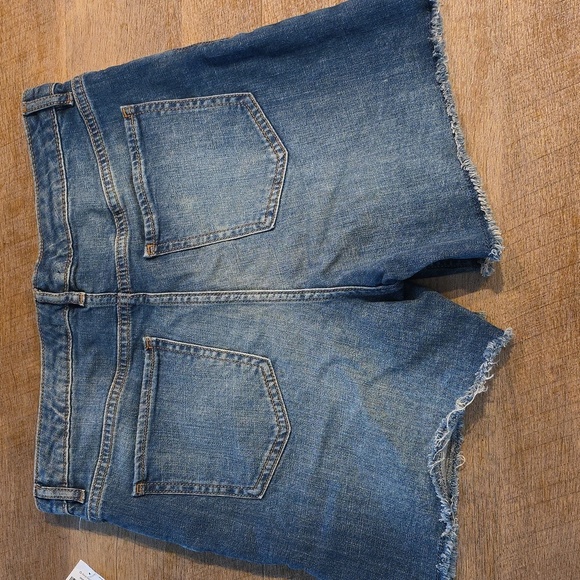 GAP-Shorty Shorts- Girls  Jean Shorts Medium Blue Frayed Hem. Size 18 Plus. NWT! - Picture 4 of 5